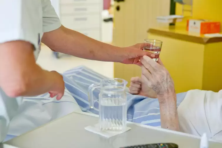 Ein Glas WasserTüchtig trinken – in vielen Heimen und Kliniken erschöpft sich darin der Hitzeschutz. 