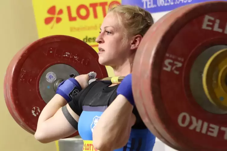 Lisa Marie Schweizer (Speyer) riss mit 103 kg deutschen Rekord in der Gewichtsklasse bis 69 kg. 