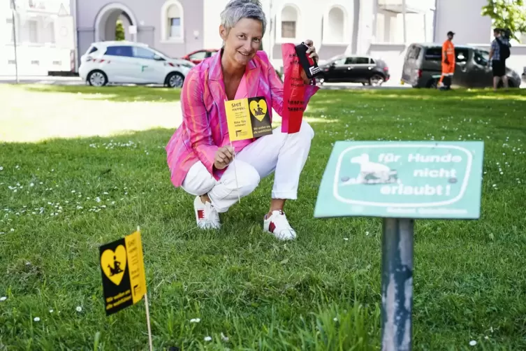 Beate Kimmel, Bürgermeisterin der Stadt Kaiserslautern, markierte demonstrativ Hundekot mit Fähnchen. 