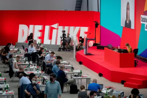 Nur wenige Delegierte waren in der Tagungshalle in Berlin zugelassen: Die Linkspartei diskutierte vor allem per Internet. 
