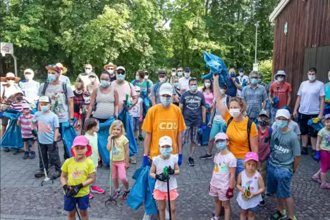 Viele junge Helfer: die Freiweilligen beim Umwelttag.