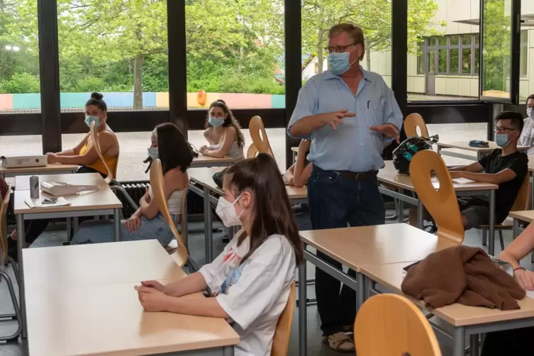 Interessiert sich für die Meinung der jungen Generation: SPD-Bundestagsabgeordneter Gustav Herzog zu Besuch in der Berufsbildend