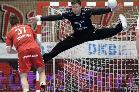 Kiels Torwart Niklas Landin hatte einen ruhigen Nachmittag. In dieser Szene verwandelt Max Neuhaus einen Siebenmeter.