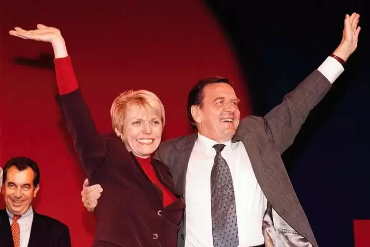 Jubel: Doris Barnett mit Kanzler Gerhard Schröder. Links: Ludwigshafens Alt-OB Wolfgang Schulte.