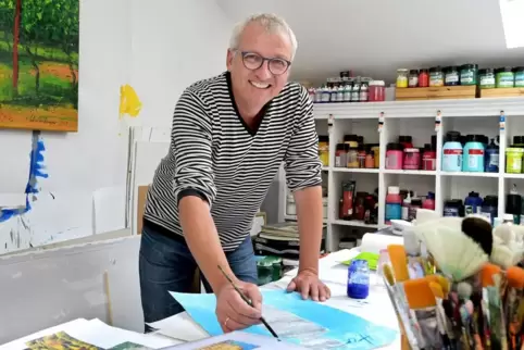 Freude an der Arbeit: der Künstler im Atelier. 