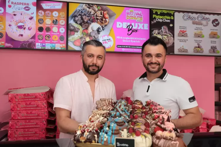 Baki (links) und Selim Yilmaz haben in Grünstadt einen Donut-Laden eröffnet, über den sich vor allem Kinder und Jugendliche freu
