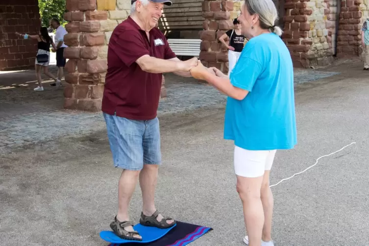 Das Gleichgewicht halten: Birgit Langknecht gibt Heinz Streb auf dem Balance-Board Hilfestellung.