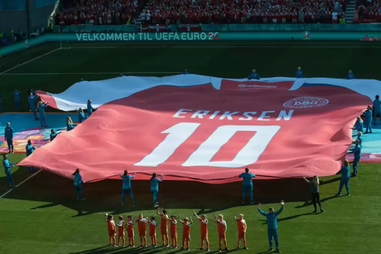 Mit einem riesigen Trikot beim Spiel gegen Belgien haben die Dänen den Spieler Christian Eriksen in Kopenhagen geehrt. 