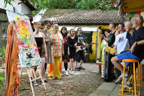 Bunt, phantasievoll und entspannt war der „Painterday“, zu dem Glommy Glaner (Dritter von links) am Samstag Künstler und Musiker