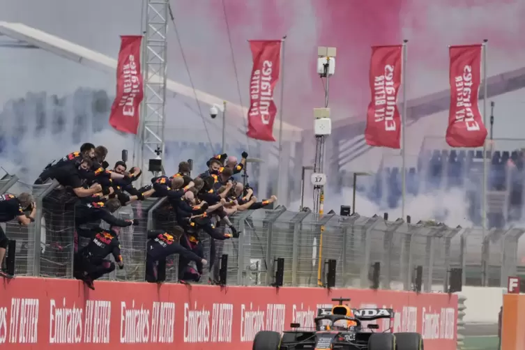 Das Red-Bull-Team feiert Sieger Max Verstappen.