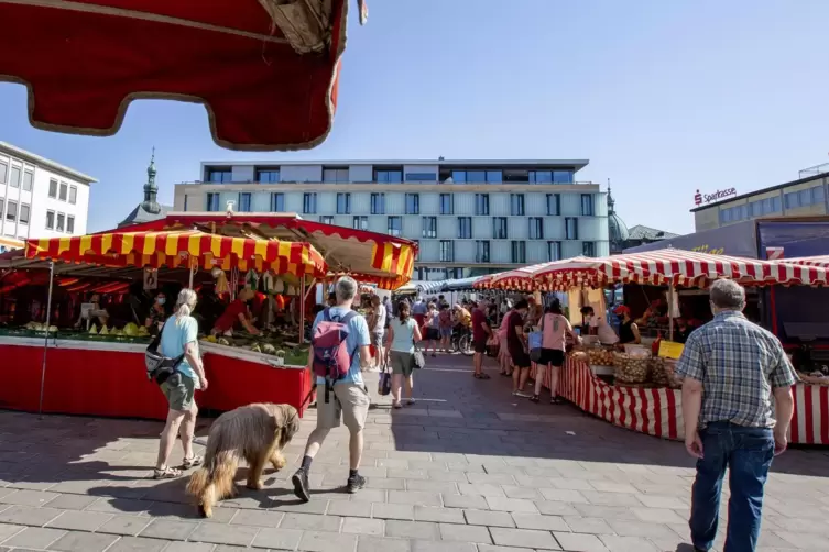 Der Wochenmarkt findet dienstags und samstags auf dem Stiftsplatz statt. 