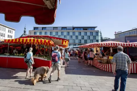 Der Wochenmarkt findet dienstags und samstags auf dem Stiftsplatz statt. 