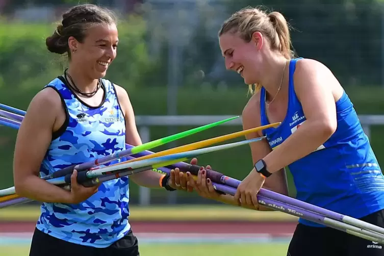 Mit Spa&szlig;: Die Italienerin Sara Jemai (links) und Christin Hussong sammeln nach &Uuml;bungsw&uuml;rfen die Speere ein. 