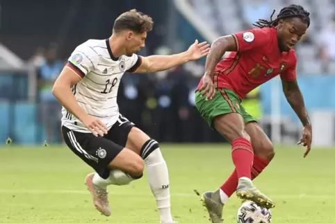 Leon Goretzka verfolgt den Portugiesen Renato Sanches.