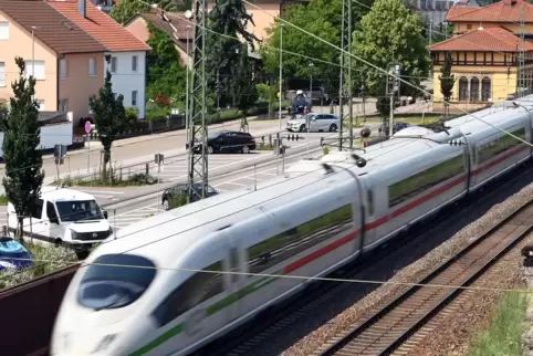 Durch Graben-Neudorf nahe Karlsruhe könnten künftig 660 Züge pro Tag rollen. Anwohner wehren sich.
