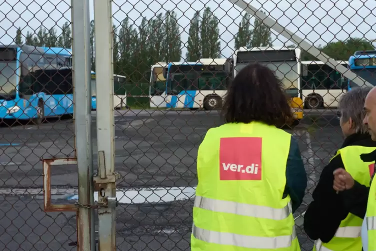 Streikposten stehen vor dem Pirmasenser Betriebshof des Busbetreibers Queichtal-Nahverkehrsgesellschaft (QNV). 