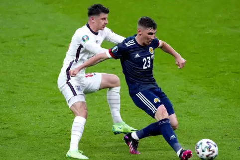 Der Engländer Mason Mount (links) bedrängt Schottlands Billy Gilmour.