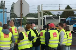 Streikposten stehen vor dem Betriebshof des Busbetreibers QNV in Pirmasens. Verdi hat die Beschäftigten im privaten Busgewerbe i Streikposten stehen vor dem Betriebshof des Busbetreibers QNV in Pirmasens. Verdi hat die Beschäftigten im privaten Busgewerbe i