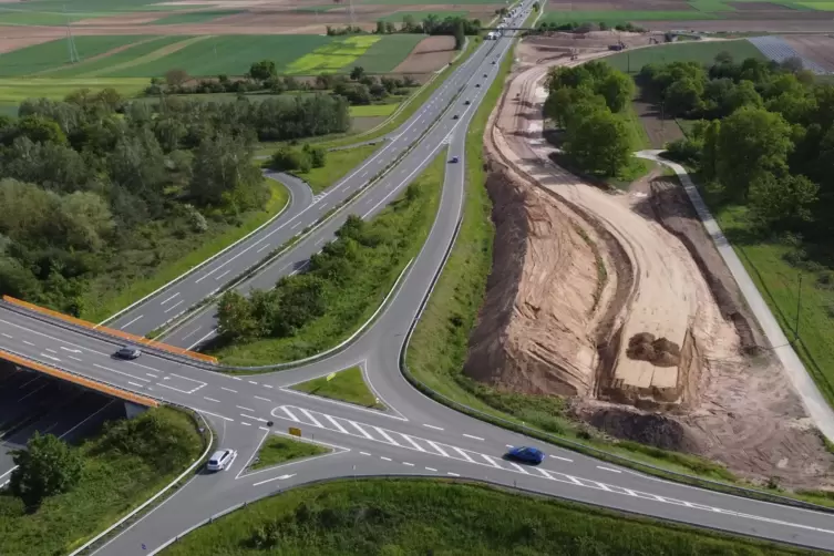 Um nach der Abfahrt Bellheim S&uuml;d/H&ouml;rdt auf die S&uuml;dumgehung fahren zu k&ouml;nnen beziehungsweise umgekehrt auf die B 9 in Richtung Ge