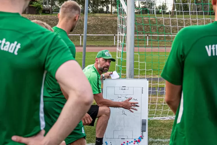 Planung ist alles: VfR-Chefcoach Christian Rutz bei einem Spiel im vergangenen Sommer.