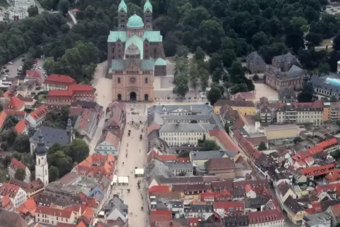 Der Dom und ein Teil der Altstadt aus der Luft: besonderes Stadtbild mit besonderen Regeln.