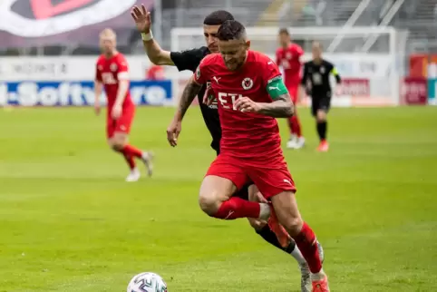 Am 15. Mai noch mit einem ganz starken Spiel gegen den FCK – hier im Laufduell mit Anas Ouahim –, nun selbst im Trikot der Roten