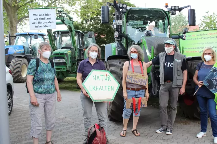 In Rheingönheim haben Umweltschützer und Anwohner gegen die weitere Versiegelung von Ackerflächen demonstriert. 
