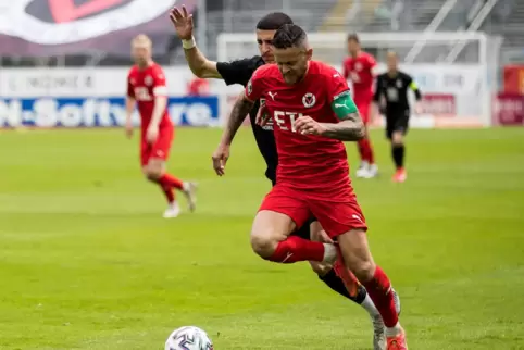 Am 15. Mai noch mit einem ganz starken Spiel gegen den FCK – hier im Laufduell mit Anas Ouahim –, nun selbst im Trikot der Roten