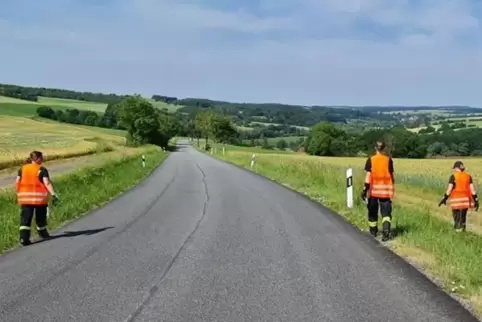 Rund 20 Helferinnen und Helfer sammelten an den Ausfallstraßen mit Unterstützung der Feuerwehr Müll und Unrat ein. 