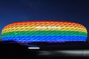 2016 war die Allianz-Arena zum Christopher Street Day mit den Farben des Regenbogens illuminiert. 