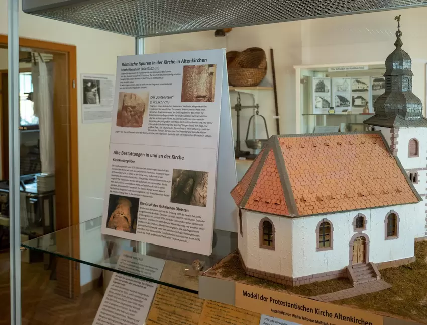 Dargestellt wird auch die Geschichte der protestantischen Kirche.