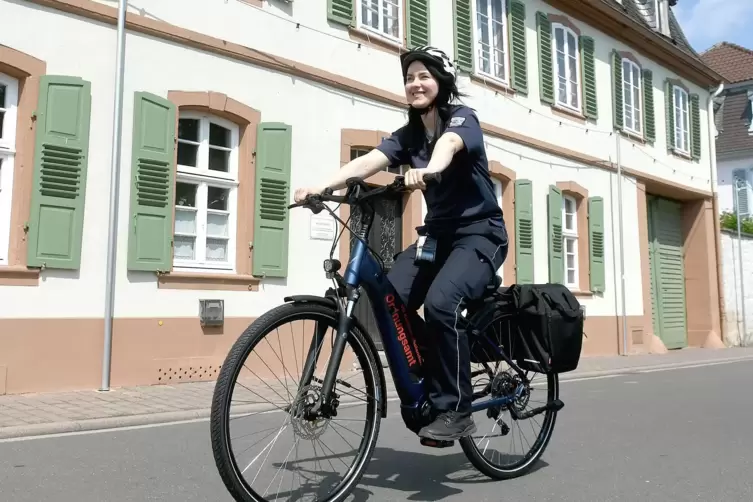 Monika Neumann ist jetzt auch mit dem E-Bike für das Ordnungsamt unterwegs. 