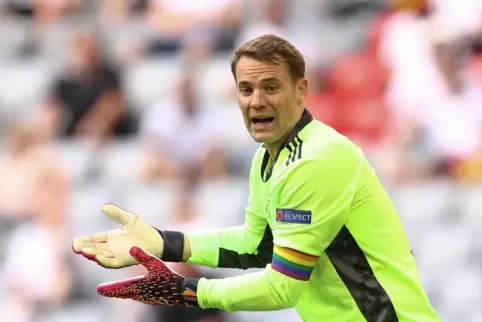 Wenigstens er darf via Kapitänsbinde mit den Regenbogenfarben ein Zeichen setzen: Manuel Neuer. 