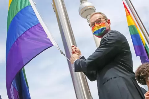 Berlins Regierender Bürgermeister Michael Müller hisste die Regenbogenflagge zum Auftakt des Pride-Sommers Anfang Juni.