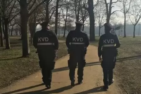 KVD-Beamte auf Streife.