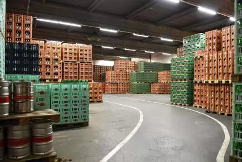 Die Produktion in der Brauerei Park & Bellheimer läuft. Schließlich will man liefern können, wenn das Geschäft jetzt wieder anlä