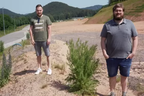 Die JU Hauenstein – hier Yannik Königsamen (links) und Lukas Pohl vor dem noch leeren Gewerbegebiet – hat eine Online-Umfrage ge