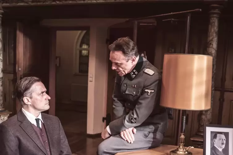 Drehort Speyer: Christoph Kaiser (als Jochen Klepper) und rechts Dirk Waanders als Adolf Eichmann. 