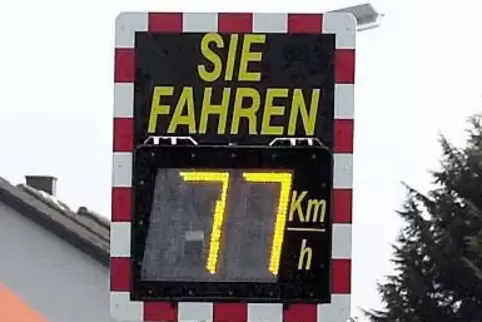Solche Messtafeln sind keine Radarfallen, aber sie helfen, dass die Autos langsamer machen. 