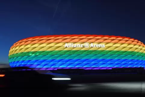 Die Hülle der Allianz Arena leuchtet anlässlich eines Christopher Street Days in Regenbogenfarben