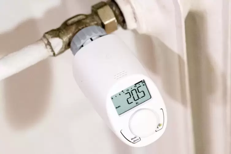 Manch älterer Heizkörper wird nun mit einem digitalen Thermostat gesteuert. Auch so lassen sich Heizkosten eindämmen.