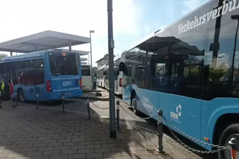 Gewerkschaftlich organisierte Fahrer blockieren die Busdepots der Queichtal-Nahverkehrsgesellschaft und auch wichtige Umstiegsor