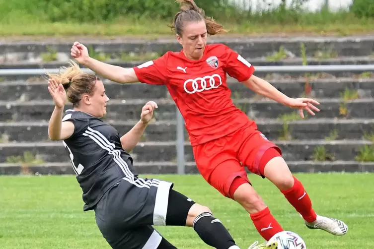 Das Spiel gegen den FC Ingolstadt II war f&uuml;r Jasmin Mackert (links) und den 1. FFC Niederkirchen der vorerst letzte Auftritt in 