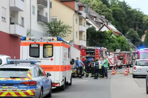 Nach dem Großeinsatz vom Sonntag in einem Mehrfamilienhaus in der Seebacher Straße ermittelt die Polizei nun wegen versuchter sc