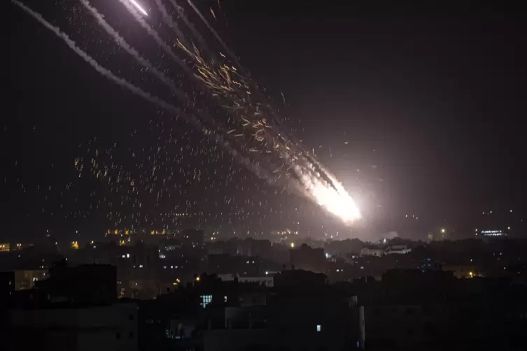 Mitte Mai: Raketen werden aus dem Gazastreifen Richtung Israel abgefeuert, das als Antwort das palästinensische Autonomiegebiet 