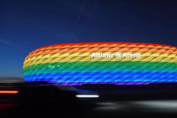Das Münchner Stadion darf beim EM-Spiel der deutschen Mannschaft gegen Ungarn am Mittwoch nicht in Regenbogen-Farben beleuchtet 