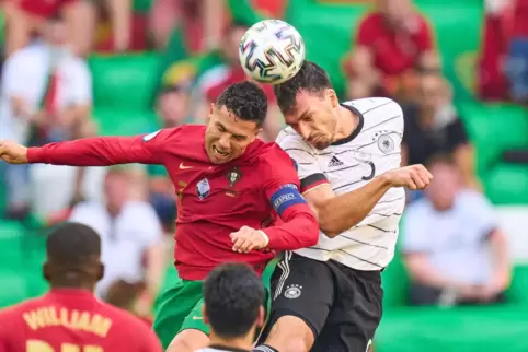 Der deutsche Abwehrchef Mats Hummels klärt vor Cristiano Ronaldo.