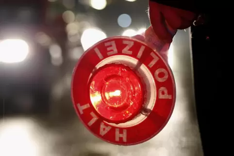 Einen Schwerlaster mit defektem Druckluftsystem hat die Polizei am Dienstag auf der A6 bei Ramstein-Miesenbach aus dem Verkehr g
