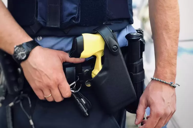 Taser k&ouml;nnen Polizisten dabei helfen, gef&auml;hrliche Situationen zu entsch&auml;rfen.