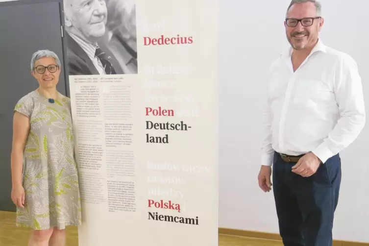 Wanderausstellung deutsch-polnische Literaturübersetzung. Prof. Renata Makarska (FTSK) und Bürgermeister Marcus Schaile. 